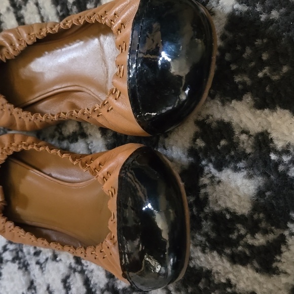 Tory Burch Patent Leather and Tan Ballet flats - Picture 2 of 7
